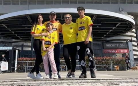 Toda la familia Andrade - Brito fuera del estadio San Ciro.