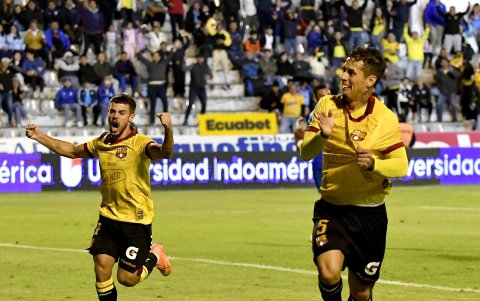 Valiente y Rivero festejan el gol de la victoria que le dio a Barcelona SC frente a Macará en Ambato.