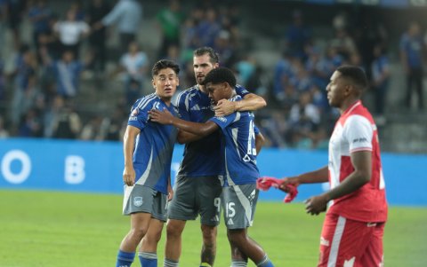 Luis Fragozo, a sus 15 años, debutó en el segundo tiempo con Emelec en la derrota ante Técnico Universitario.