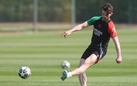 El volante Declan Rice, del Arsenal, afina su precisión en pases durante el entrenamiento del Arsenal el lunes 28 de abril.