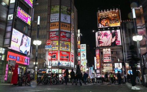 El distrito rojo de Shinjuku, donde jóvenes en parques cercanos revelan una realidad antes oculta. Tokio, Japon.
