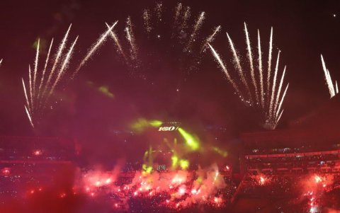 Con fuegos artificiales se recibió el 1 de mayo de 2025, fecha en la que Barcelona SC cumple 100 años.