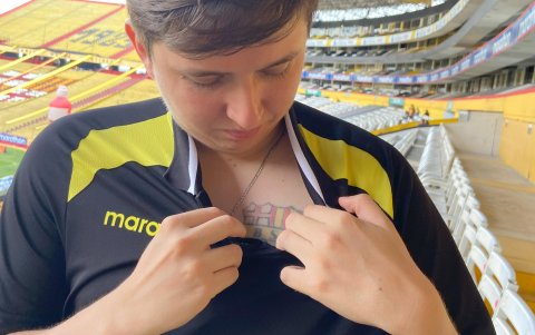 Ramírez lleva tatuado el escudo de Barcelona.