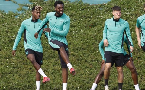 Los hermanos Nico (i) e Iñaki Williams (d) calientan durante el último entrenamiento con el que el Athletic de Bilbao ante de medir al Manchester United en las semifinal de la Europa League.