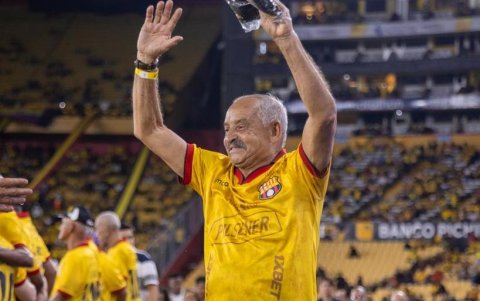 Víctor Ephanor exfigura de Barcelona SC y el aplauso de su hinchada.