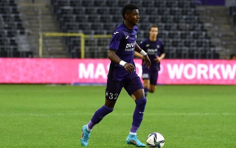 Nilson Angulo destaca en el ataque de Anderlecht.