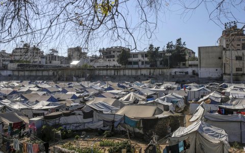 Tiendas de campaña de palestinos desplazados internos, que huyeron del norte de la Franja de Gaza, instaladas en el estadio Al Yarmouk, el 5 de mayo de 2025.