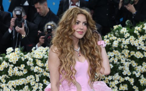 Shakira posa en la alfombra roja de la Met Gala 2025.