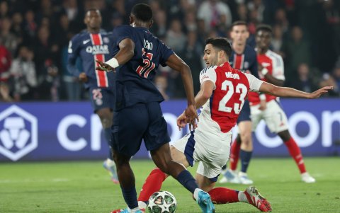 Willian Pacho jugador del PSG enfrentando al Arsenal.