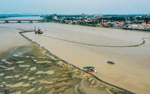 La draga fue contratada para retirar el sedimento alrededor del islote El Palmar, ubicado en el río Guayas.