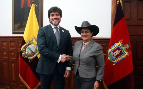 El ministro José De La Gasca junto a la excorreísta Mónica Salazar.