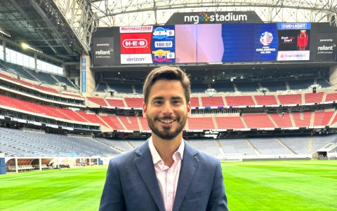 Crespo ha cubierto eventos de calibre internacional, incluyendo los Mundiales de Rusia y Qatar, además de los mundiales juveniles en Indonesia, Polonia y Argentina.