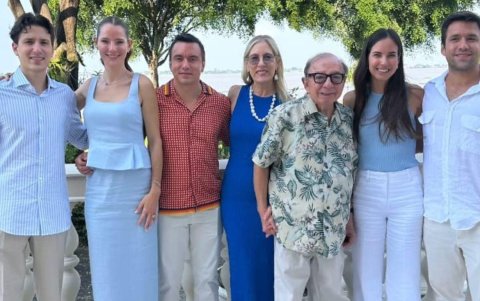 Álvaro Noboa apareció en foto familiar junto a su esposa, sus cuatro hijos, entre ellos el presidente Daniel Noboa, y la primera dama Lavinia Valbonesi.