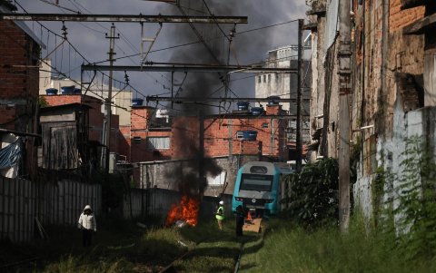 Habitantes de la favela Moinho bloquean una vía ferrea durante una manifestación este martes 13 de mayo de 2025, en Sao Paulo (Brasil).