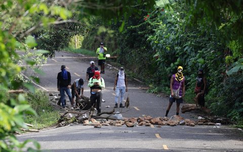 Manifestantes e Integrantes de la Unidad de Control de Multitudes de Panamá (UCM) se enfrentan durante una protesta este miércoles, en Viguí Veraguas (Panamá).