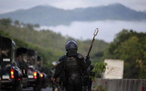 Un integrante de la Unidad de Control de Multitudes de Panamá (UCM) camina durante una manifestación este miércoles, en Viguí Veraguas (Panamá).