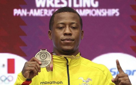 Jeremy Peralta con el oro de los 63 kg de la lucha grecorromana.