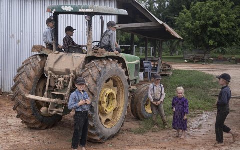 Niños menonitas juegan en un tractor en la comunidad de Masisea, departamento de Ucayali, Perú, el 21 de marzo de 2025.