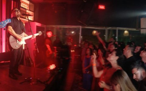 Juan Fernando Velasco ante el público invitado en su fiesta privada de lanzamiento