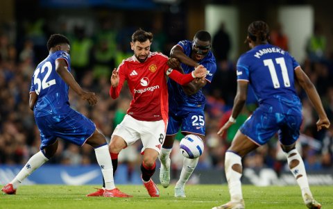 Moises Caicedo (c) marca a Bruno Fernandes durante el juego ante el Manchester United.