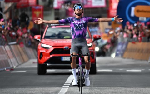 El australiano Lucas Plapp del Team Jayco Alula celebra tras cruzar la meta primero en la etapa 8 del Giro.