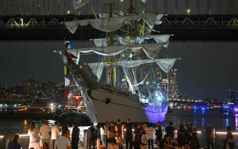 Personas observan cómo un buque escuela de la Armada de México es retirado tras estrellarse contra el Puente de Brooklyn, en Nueva York, el sábado 17 de mayo de 2025.