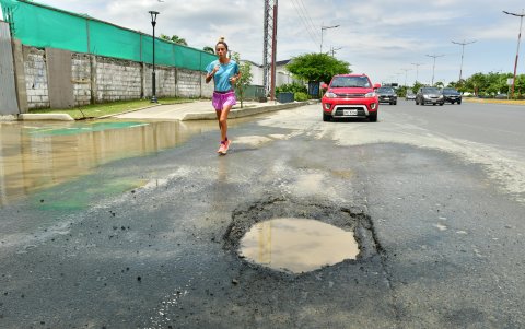 Daños. Residentes cuestionan la presencia de baches tanto antiguos como nuevos, incluso en zonas que fueron reparadas. Desconfían de que la obra integral esté lista en agosto.