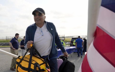 Una persona embarcando en el primer vuelo de autodeportados de Trump.