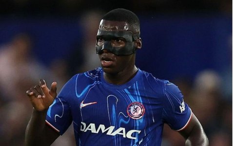 Moisés Caicedo y la mascara que viene usando en entrenamientos y partidos.