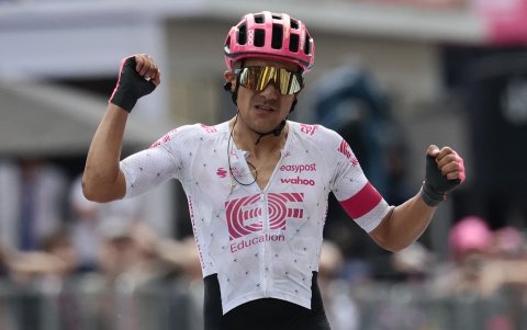 Richard Carapaz celebra tras la victoria al cruzar la meta de la 11ª etapa del Giro de Italia 2025 de 186kms.