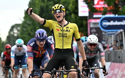 Olav Kooij del Team Visma celebra tras ganar la etapa 12.