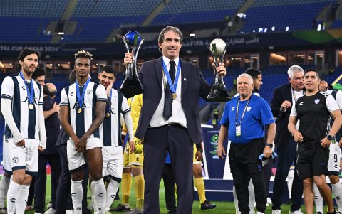 El director técnico Guillermo Almada celebró la obtención de la FIFA Challenger Cup tras ganar con Pachuca a Al Ahly FC, en Doha, Qatar, en el 2024.