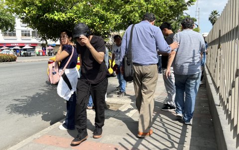 Estrechez. Varias aceras de la ciudad son angostas, como la de la avenida del Periodista, a la altura de un centro comercial. A veces, los transeúntes deben bajarse a la calzada.
