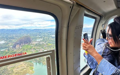 Al sobrevolar Guatapé tendrá una vista panorámica de la Piedra del Peñol.