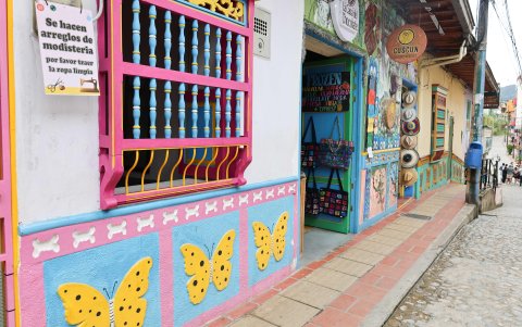 Todas las casas y tiendas locales de Guatapé tienen zócalos en la parte inferior de su construcción.