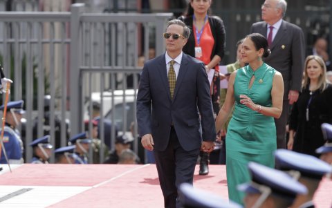 Verde turquesa con brillo y un guiño simbólico a la energía que representa.