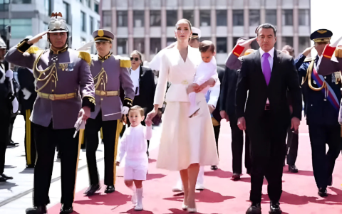 Daniel Noboa hace el ingreso a la Asamblea Nacional junto a su familia.