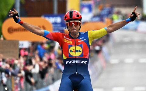 Carlos Verona del Lidl - Trek levanta las manos en señal de victoria al cruzar la meta primero en la etapa 15.