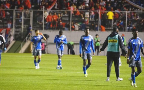 Emelec con dos expulsados ante El Nacional en Quito.