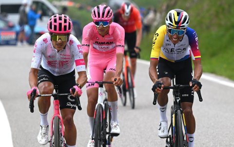 Latinos. Postal regional con Carapaz encabezando un momento el pelotón, ante el asecho de Egan Bernal (d) e Isaac Del Toro.