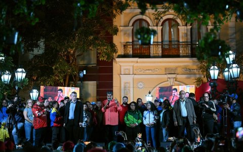 El cuestionado presidente Nicolás Maduro habla con sus partidarios mientras celebra los resultados de las elecciones parlamentarias y regionales.
