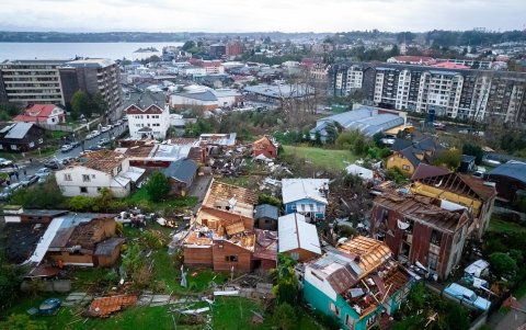 Fotografía aérea que muestra los destrozos causados que dejó un tornado este domingo, en la ciudad de Puerto Varas (Chile).