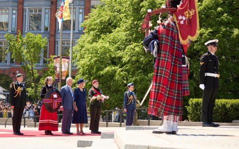 El rey Carlos III del Reino Unido y la reina Camila llegan para inaugurar formalmente el 45.º parlamento de Canadá en Ottawa (Canadá).