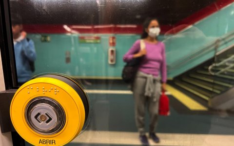 Tras las múltiples fallas, los usuarios deberán pulsar un botón para abrir las puertas de los trenes en ciertos horarios.