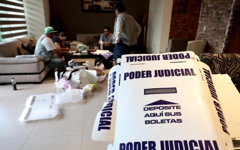 Capacitadores electorales preparan material electoral para la próxima elección de jueces y magistrados en Zapopan, estado de Jalisco, México, el 28 de mayo de 2025.