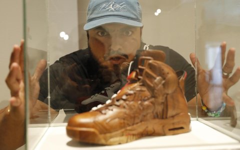 El artista Arnold Zpadas posa durante la exposición 'Desde el corazón del barrio de Tepito', en Ciudad de México (México).