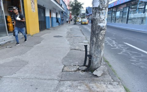 Usuarios reportan el mal estado de aceras y falta de alumbrado.