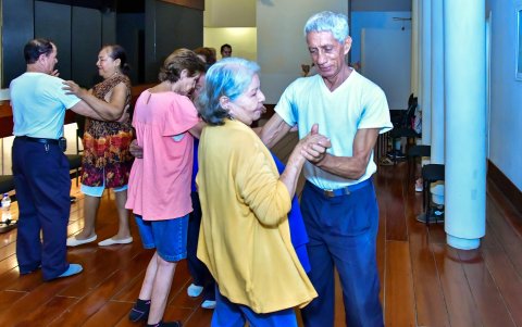 Clases para adultos mayores de expresión corporal y tango.
