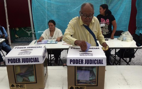 Una persona vota en las elecciones judiciales este domingo 1 de junio, en Chilpancingo (México).
