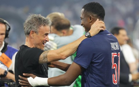 El DT Luis Enrique (i) destacó el gran aporte de Willian Pacho en el PSG.